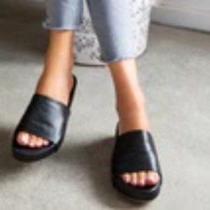 BEEK Pelican Leather Platform Sandal (black)